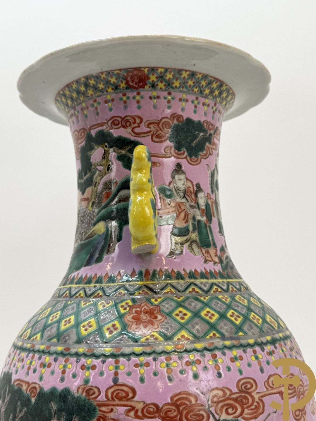 Chinese porseleinen meerkleurige vaas met decor van wijsgeren in landschap