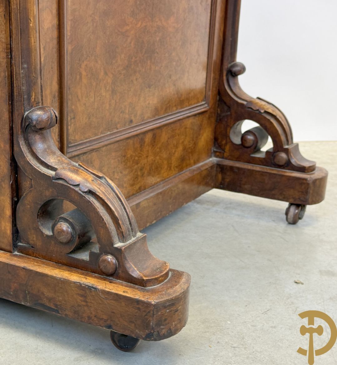 Wortelnotehouten Engels Davenportbureel met klep - zijdelings met deur en 4 ingebouwde lades