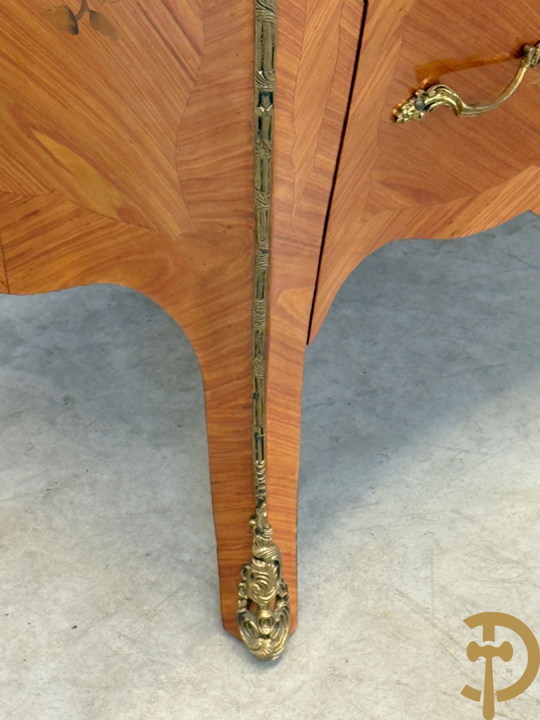 Notelaren gegalbeerde drieladencommode met bloemenmarketterie en marmeren blad