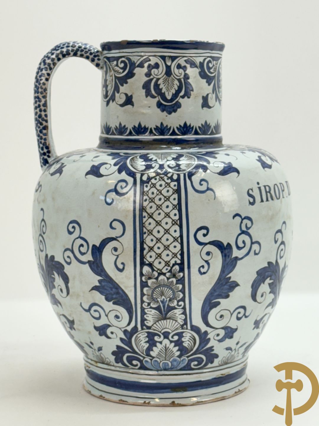 Schenkkan in Delftse faience, Sirop de rubarbe
