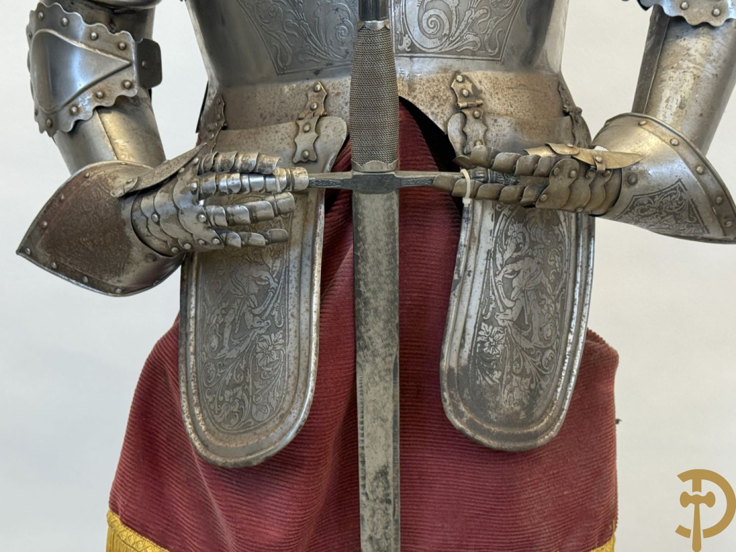 Paar ijzeren decoratieve harnassen ridderuitrusting met geciseleerde motieven op de elementen, met zwaard en ridderhelm - op statief - vermoedelijk Spaans 1930-1940