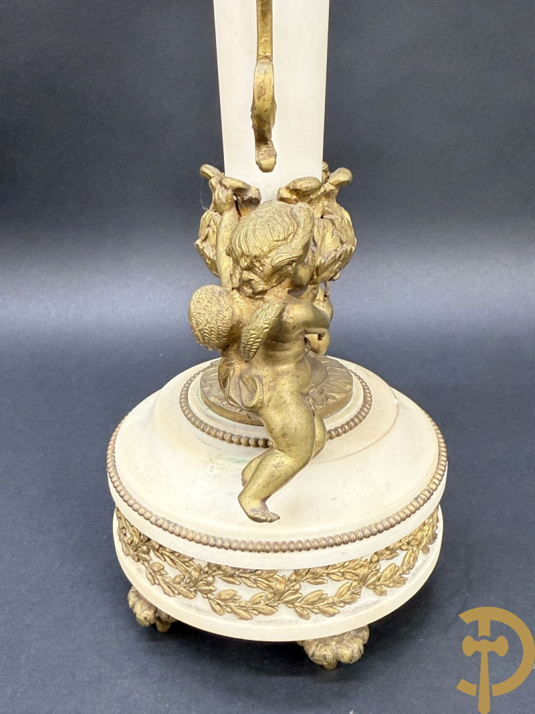 Paar marmeren kandelaars met bronzen cupido