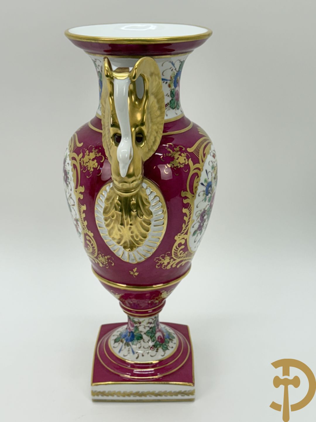 Handbeschilderde porseleinen siervaas met bloemenbeschildering en sfinxen + paar porseleinen cachepots met bloemendecor + 3 porseleinen  kopjes en schoteltjes