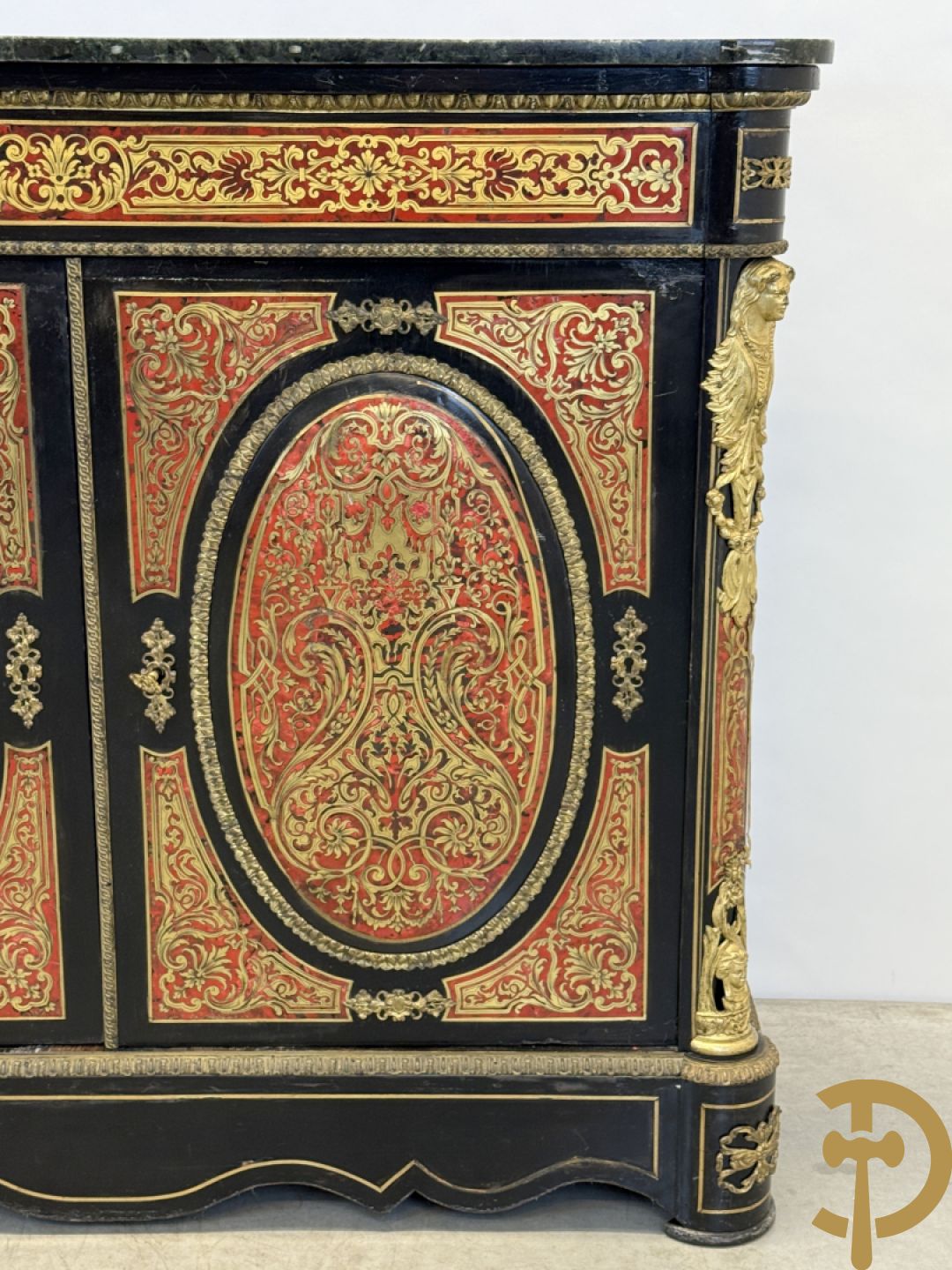 Napoleon III tweedeursdresse bezet met bronzen ornamenten van dameshoofden - paar ovale medaillons in de deuren, alles bezet met Boulle techniek - bovenaan met marmeren blad