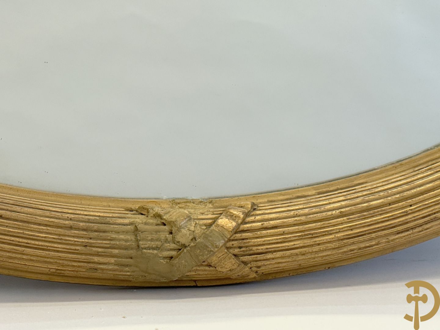 Ovale vergulde spiegel met Louis XVI strik