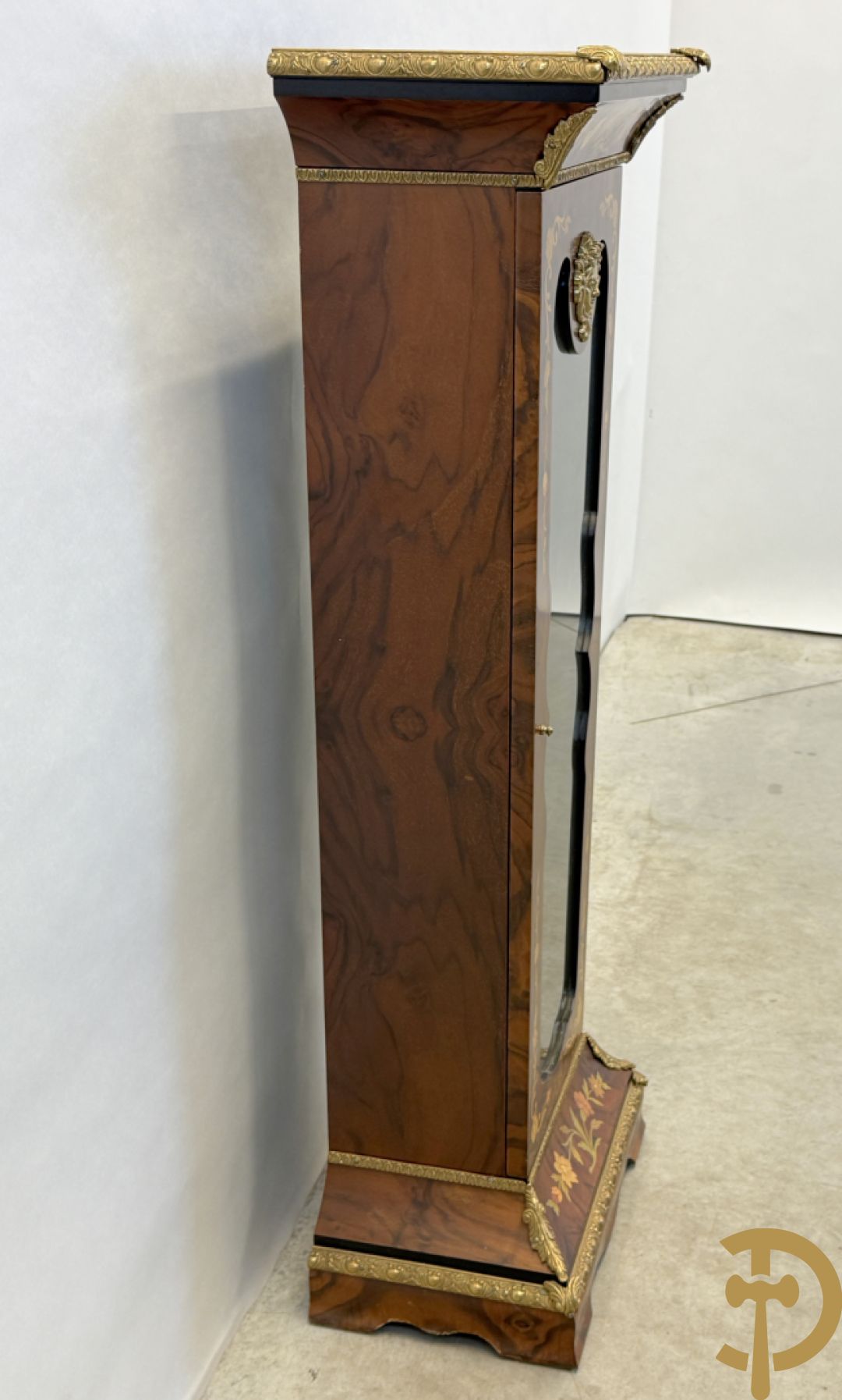 Notelaren sokkel met ingebouwde vitrine, marquetterie en bronsbelag