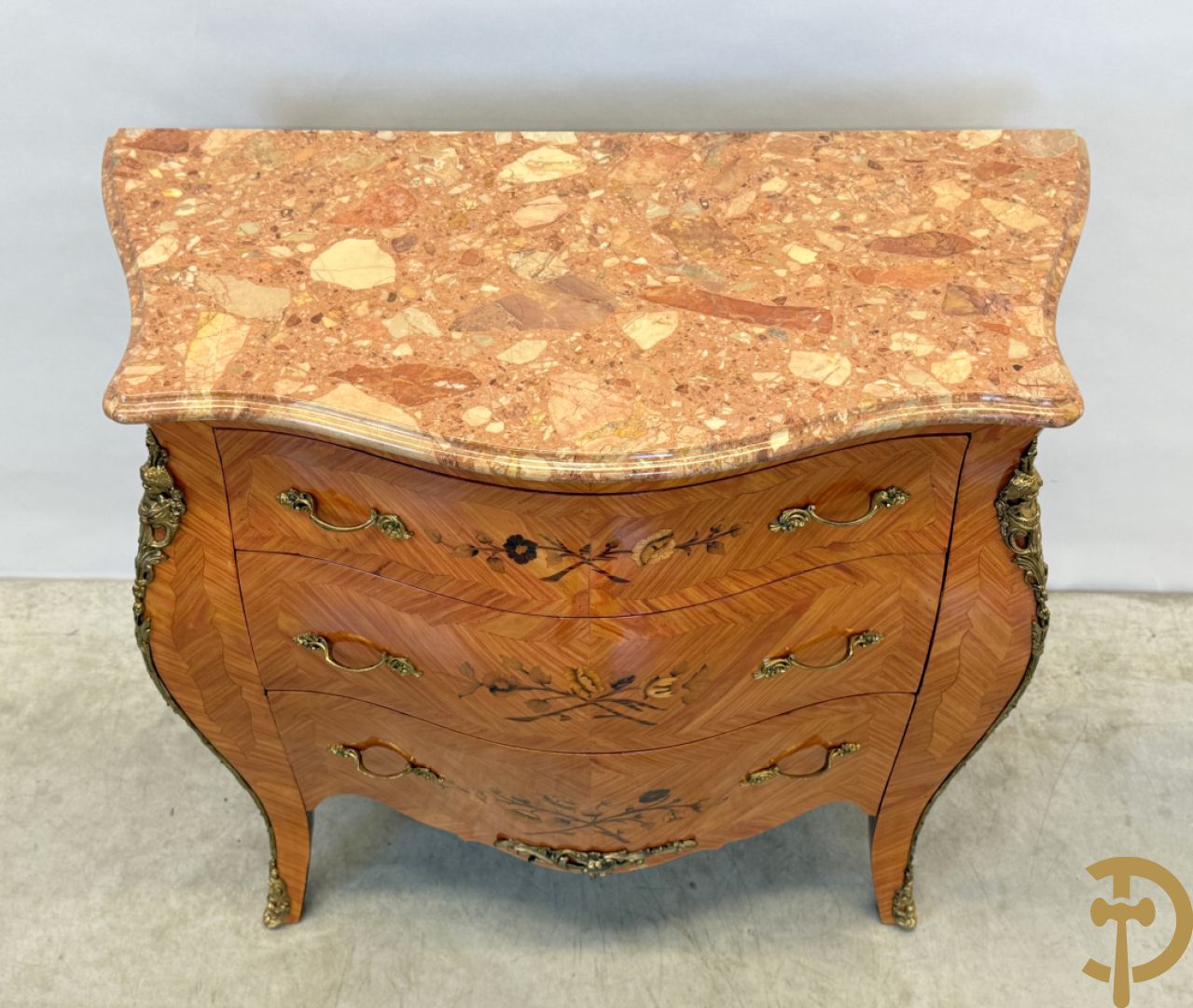 Notelaren gegalbeerde drieladencommode met bloemenmarketterie en marmeren blad