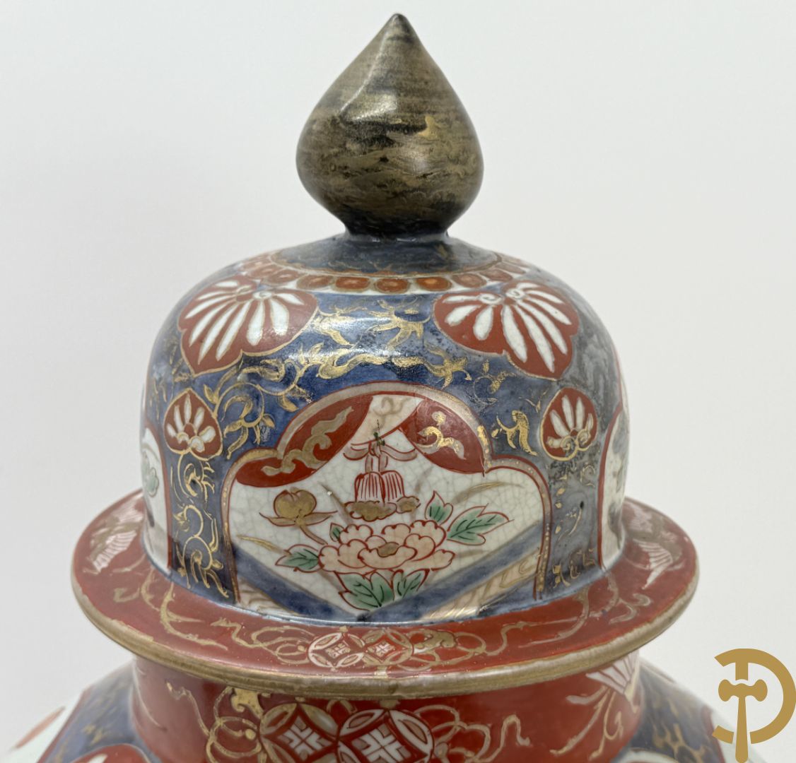 Japanse imari dekselpotiche met rood/blauw decor van bloemen in cartouches