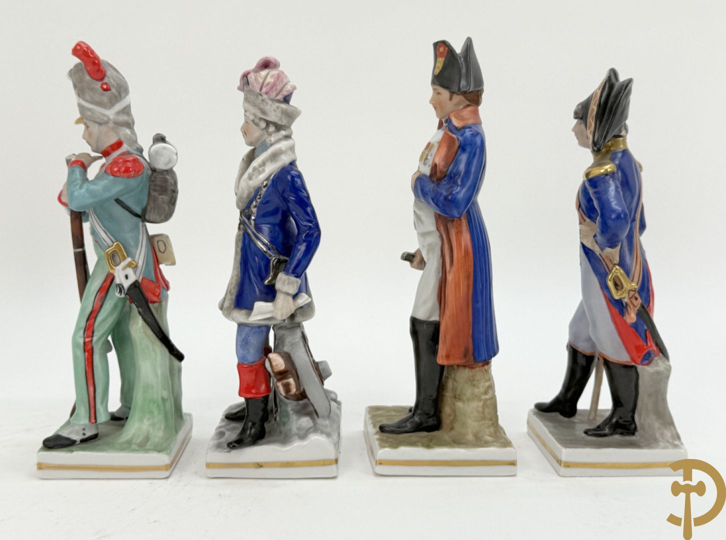 Porseleinen Napoleonistische figuren w.o. Napoleon te paard, 2 officieren, staande Napoleon en 4 kleine figuren