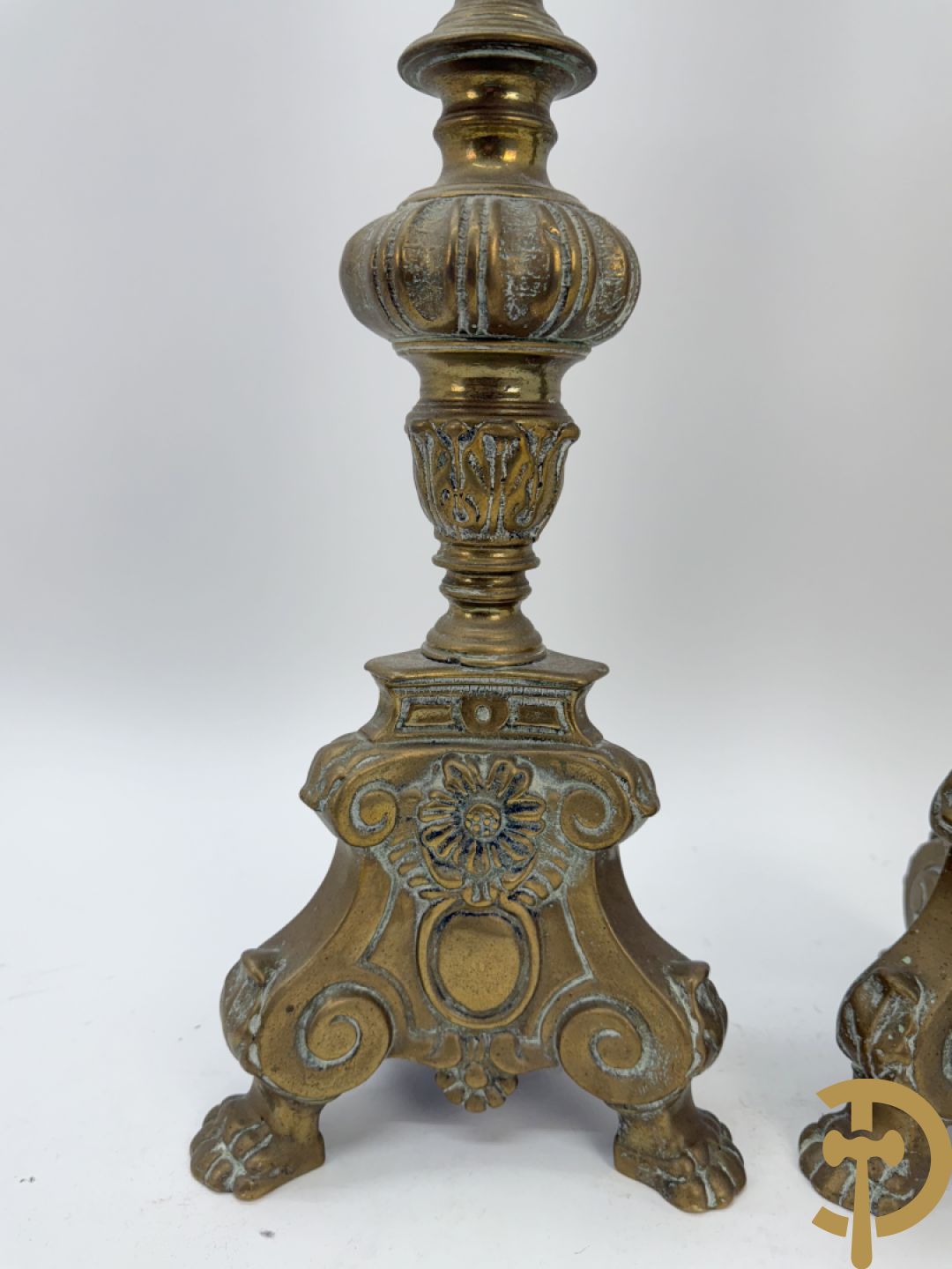 Drie paar religieuse kandelaars in brons en koper