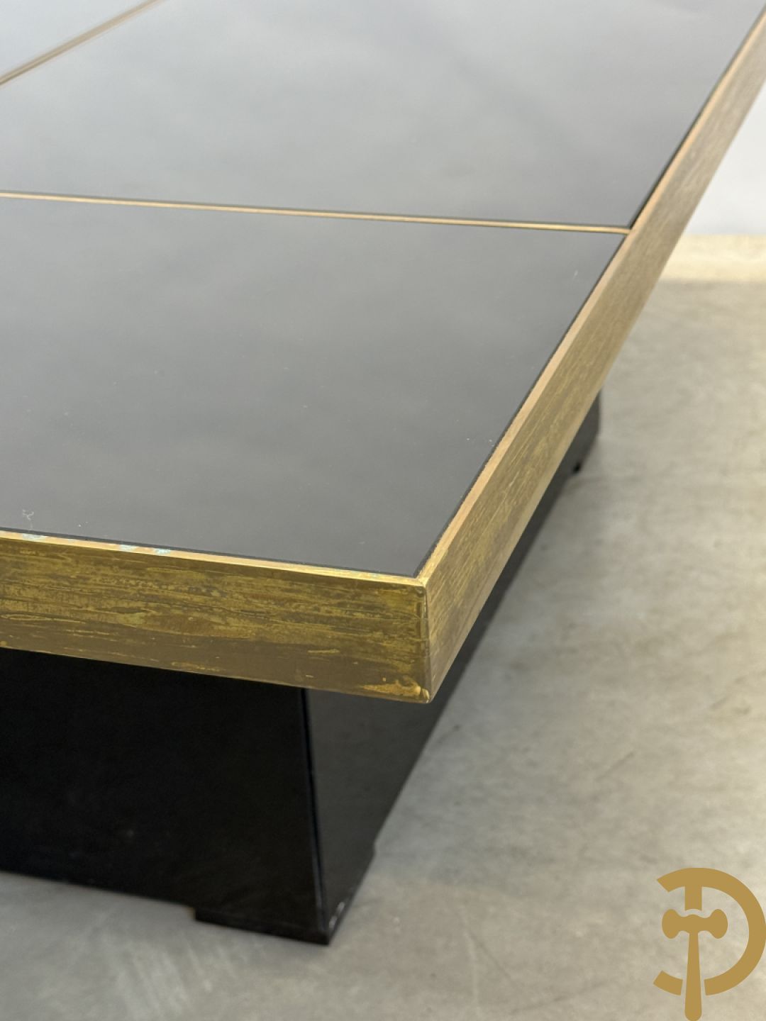 Vintage zwarte salontafel Belgo Chrom met koperomranding en open schuifbare middenpartij - centraal met bar