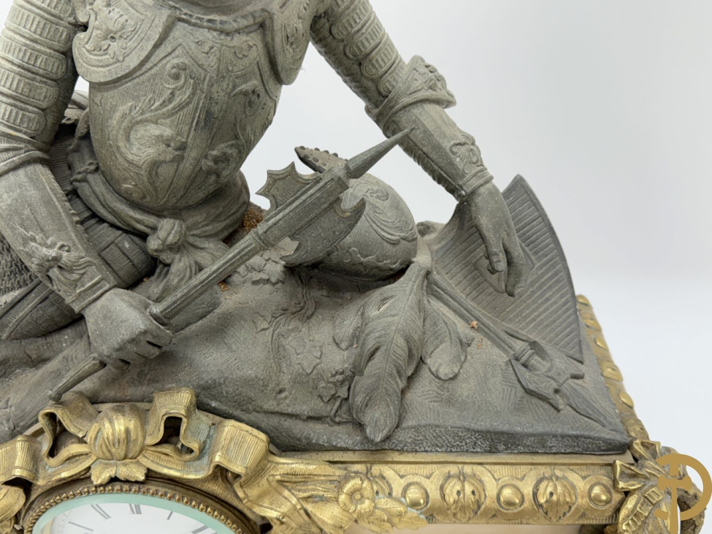 Zamak schouwstuk klok met ridder en Louis XVI motieven bezet