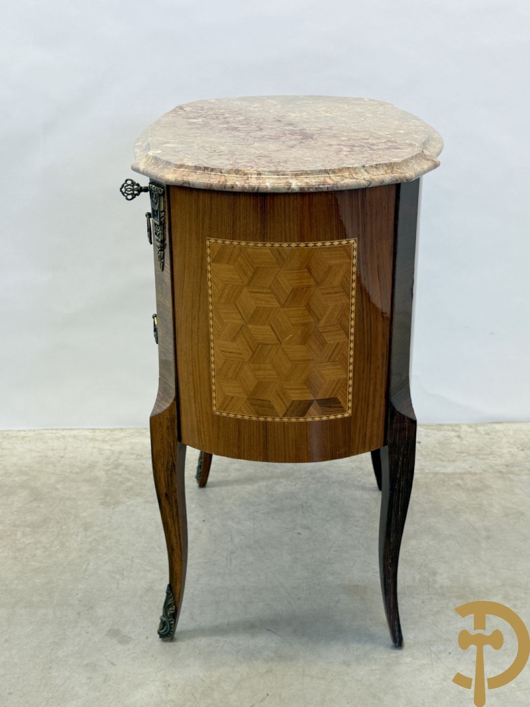 Notelaren geparketteerd tweeladenkastje met bronsbeslag, bovenaan bezet met marmeren blad