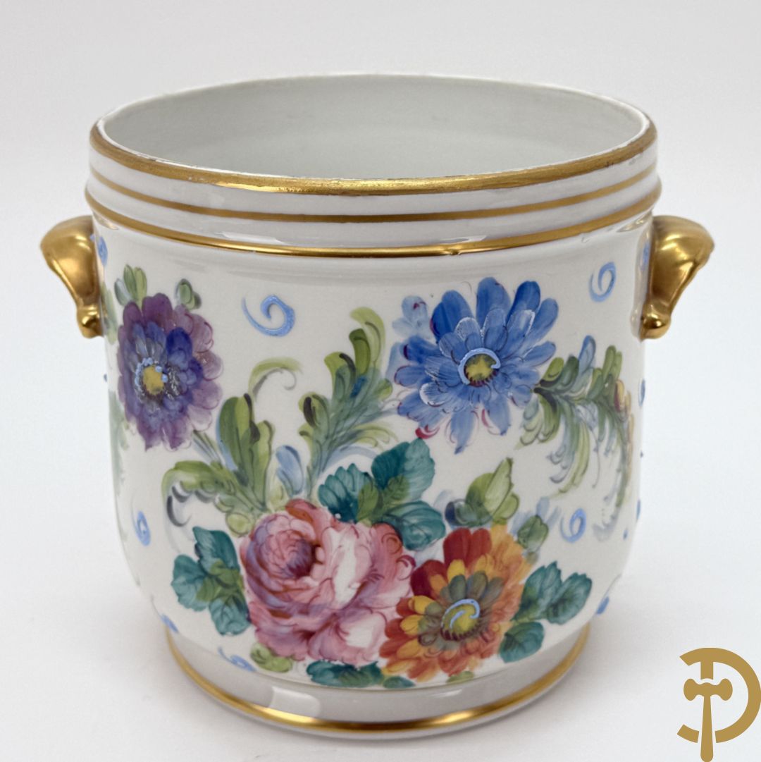 Handbeschilderde porseleinen siervaas met bloemenbeschildering en sfinxen + paar porseleinen cachepots met bloemendecor + 3 porseleinen  kopjes en schoteltjes