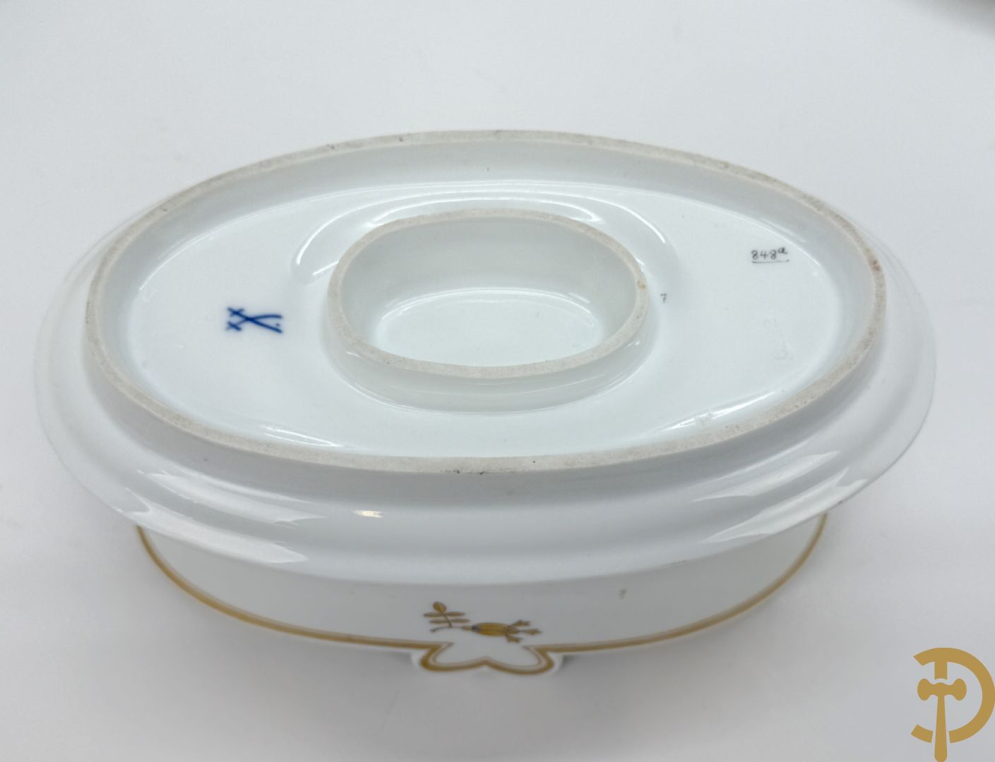 Wit porseleinen servies met vergulde rand en vergulde bloemenmotieven, Meissen, bestaande uit 8 platte borden (2 met schilfer aan rand), 7 diepe borden, 6 dessertborden, saladekom, sauskom en groentenschotel (1 handvat gelijmd)