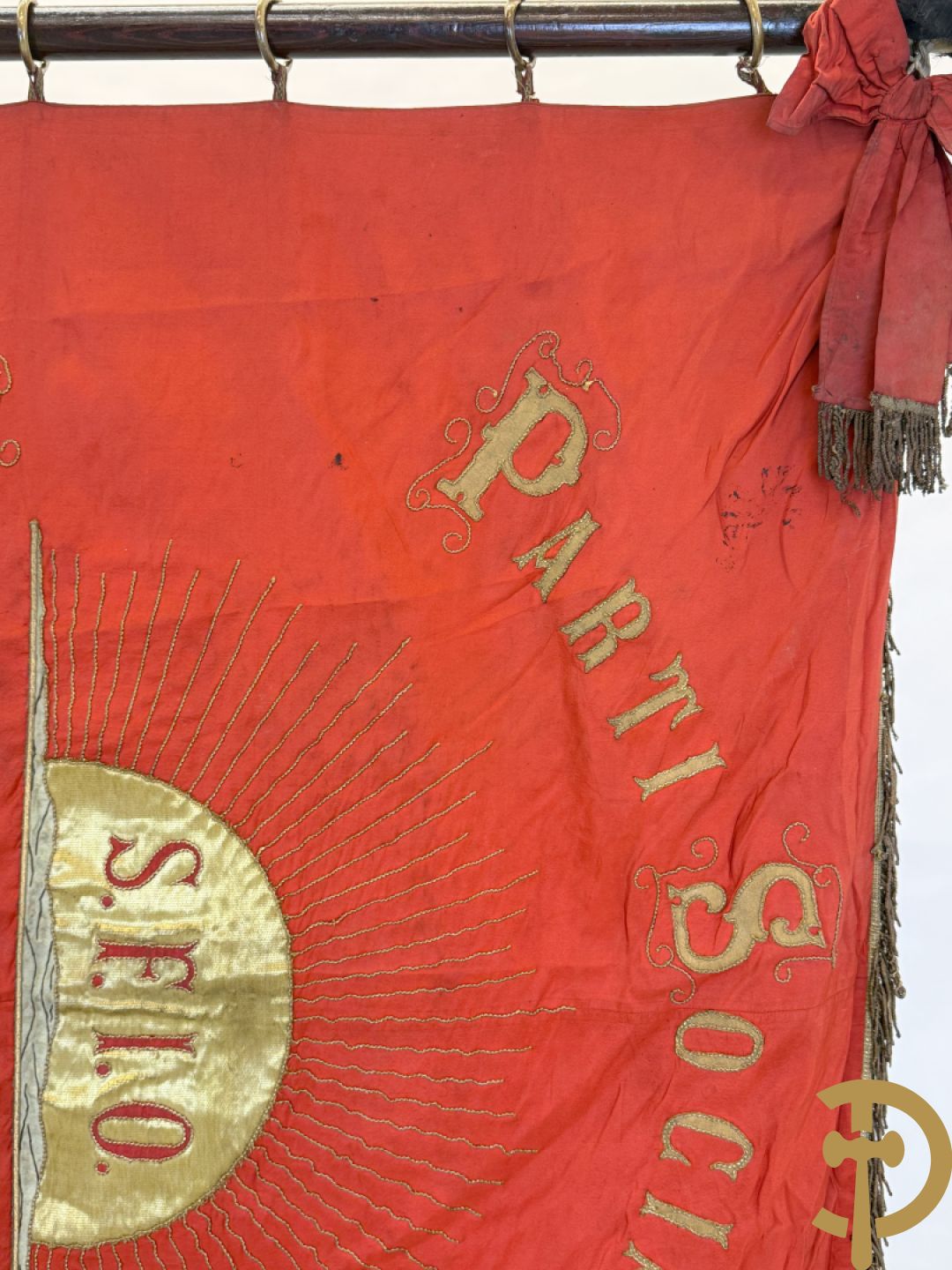Franse vaandel met gouden gesculpteerde helm bezet bovenaan, Parti Socialiste S.F.I.O. Comité Jean Jaures Lille, gemerkt Fabriqué de Drapeaux de Societés Insignes Moyart-Castin, 3 Rue des Chats Bossus Lille