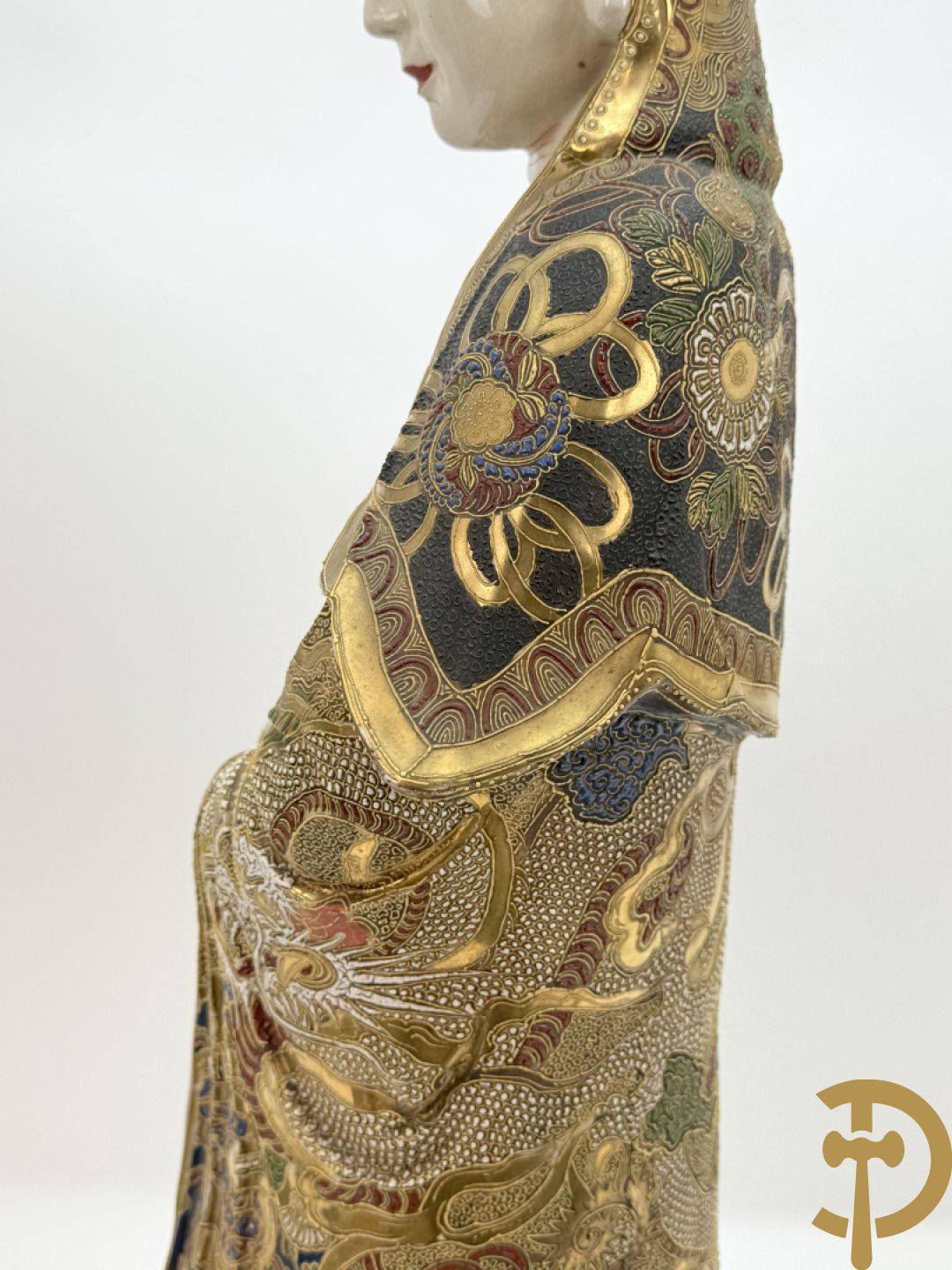 Grote staande Kwan Yin in Japans Satsumat porselein