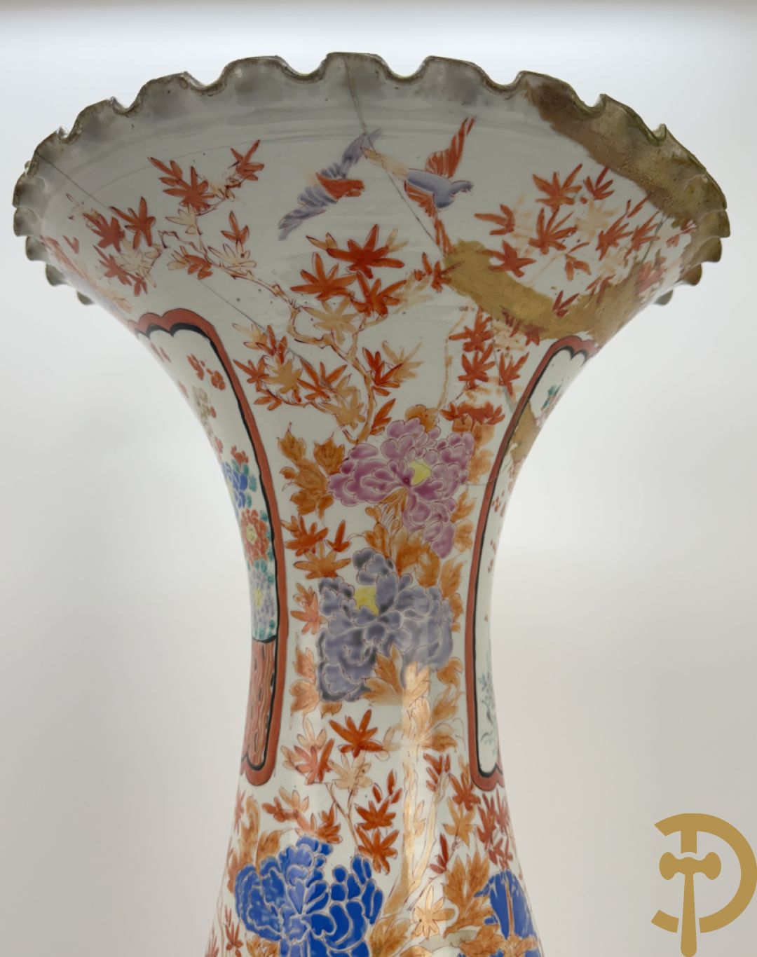 Paar Japanse porseleinen waaiervazen met bloemen en geanimeerd decor