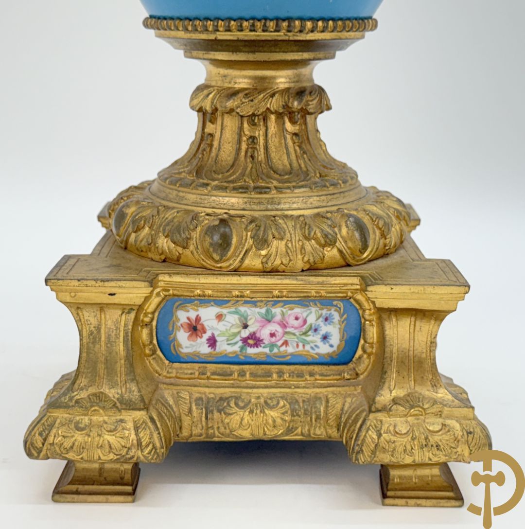 Driedelige bronzen Franse garnituur bezet met cupido