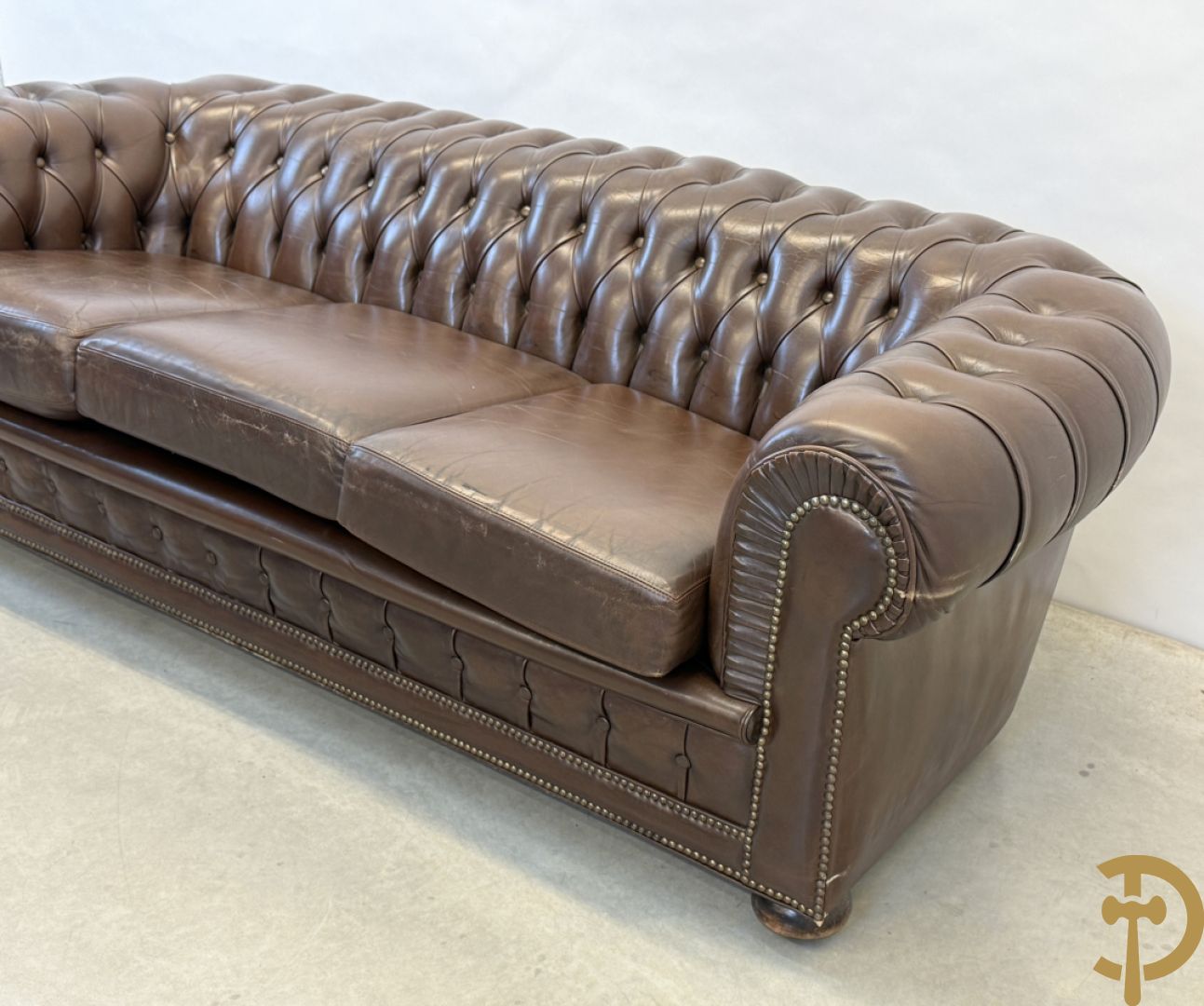 Bruin lederen driezit en club chesterfield