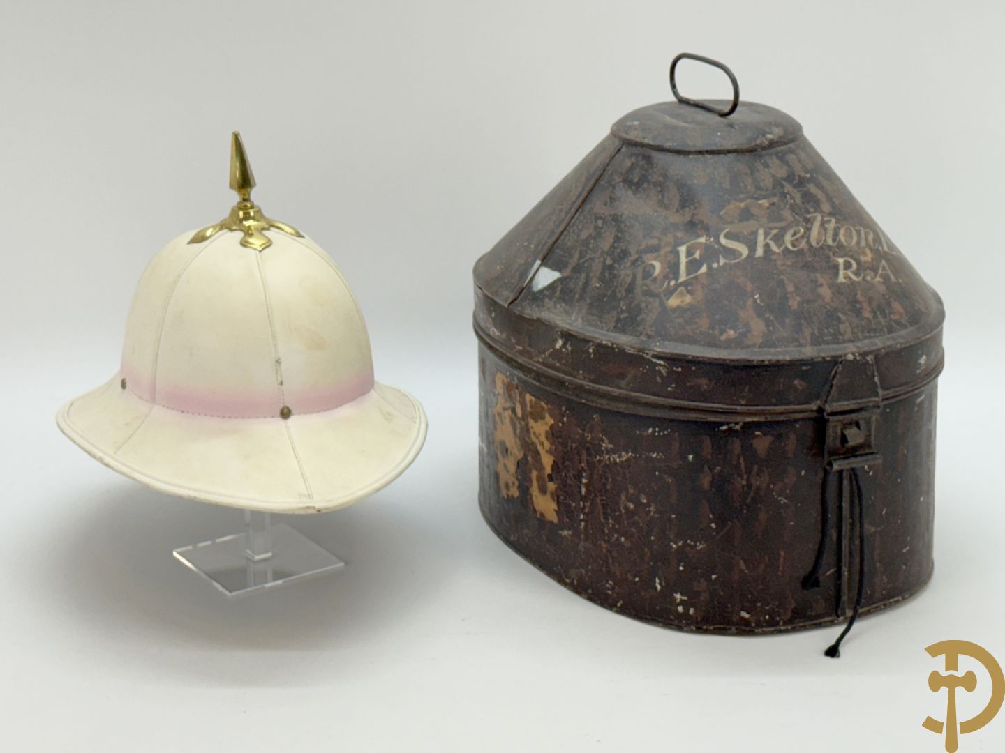Engelse hoed pitch helm in hoedendoos, Royal Artillerie