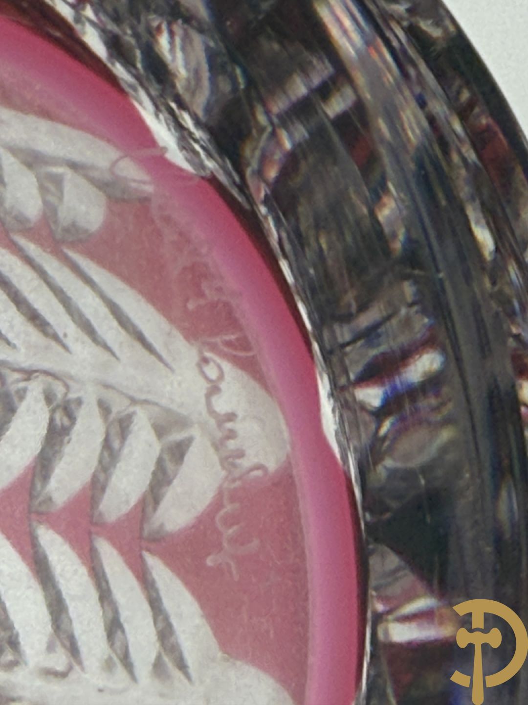 Rood gekleurde handgeslepen Val-Saint-Lambert vaas