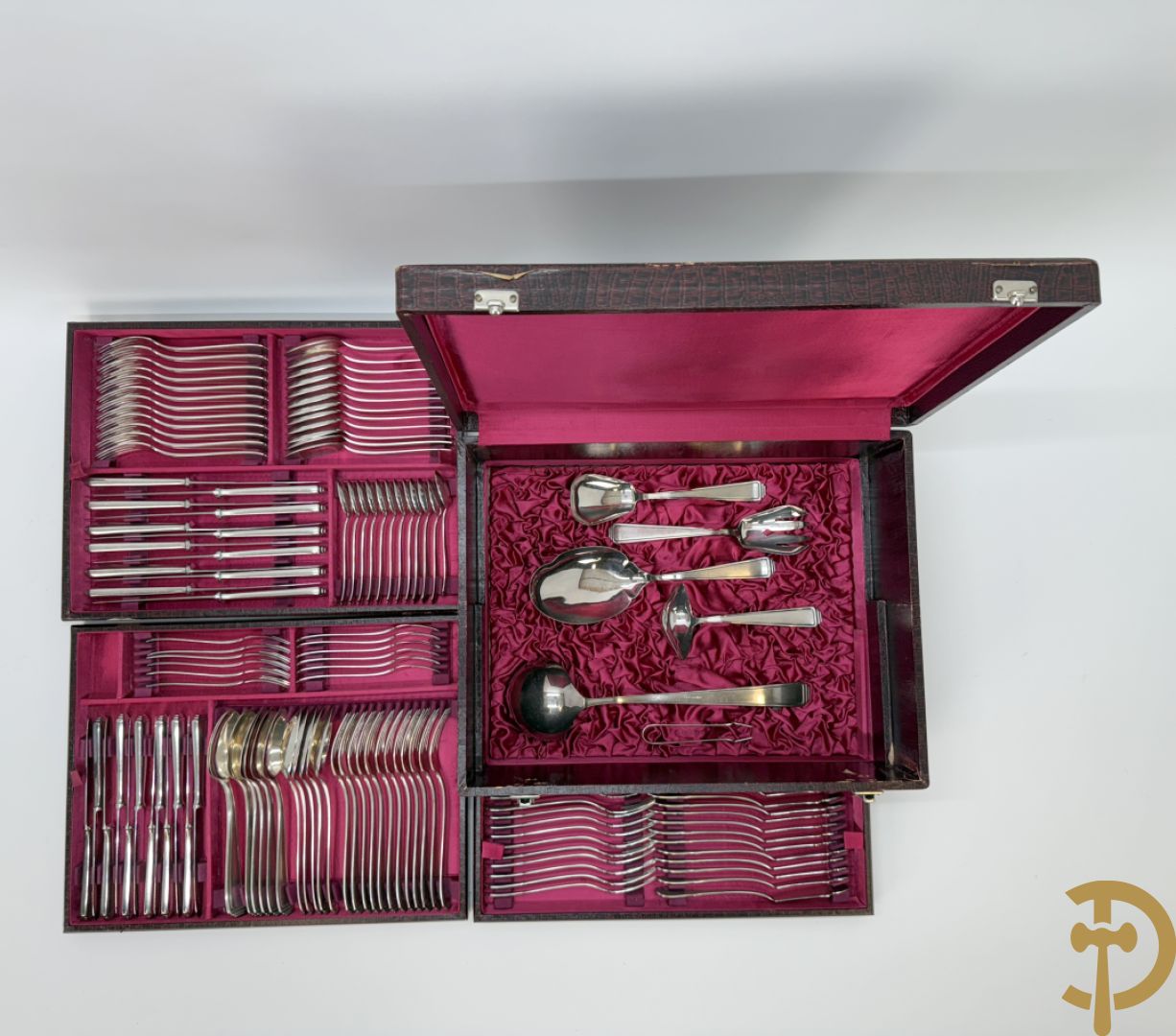 Massief zilveren bestek in koffer, gemerkt AWS 800, bestaande uit 12 vorken, 12 lepels, 12 messen, 12 dessertvorken, 12 dessertlepels, 12 dessertmessen, 12 koffielepels en 12 taartvorkjes + 12 verzilverde  visvorken en vismessen gemerkt Wello + verzilverde soepscheplepel gemerkt Wellner 90