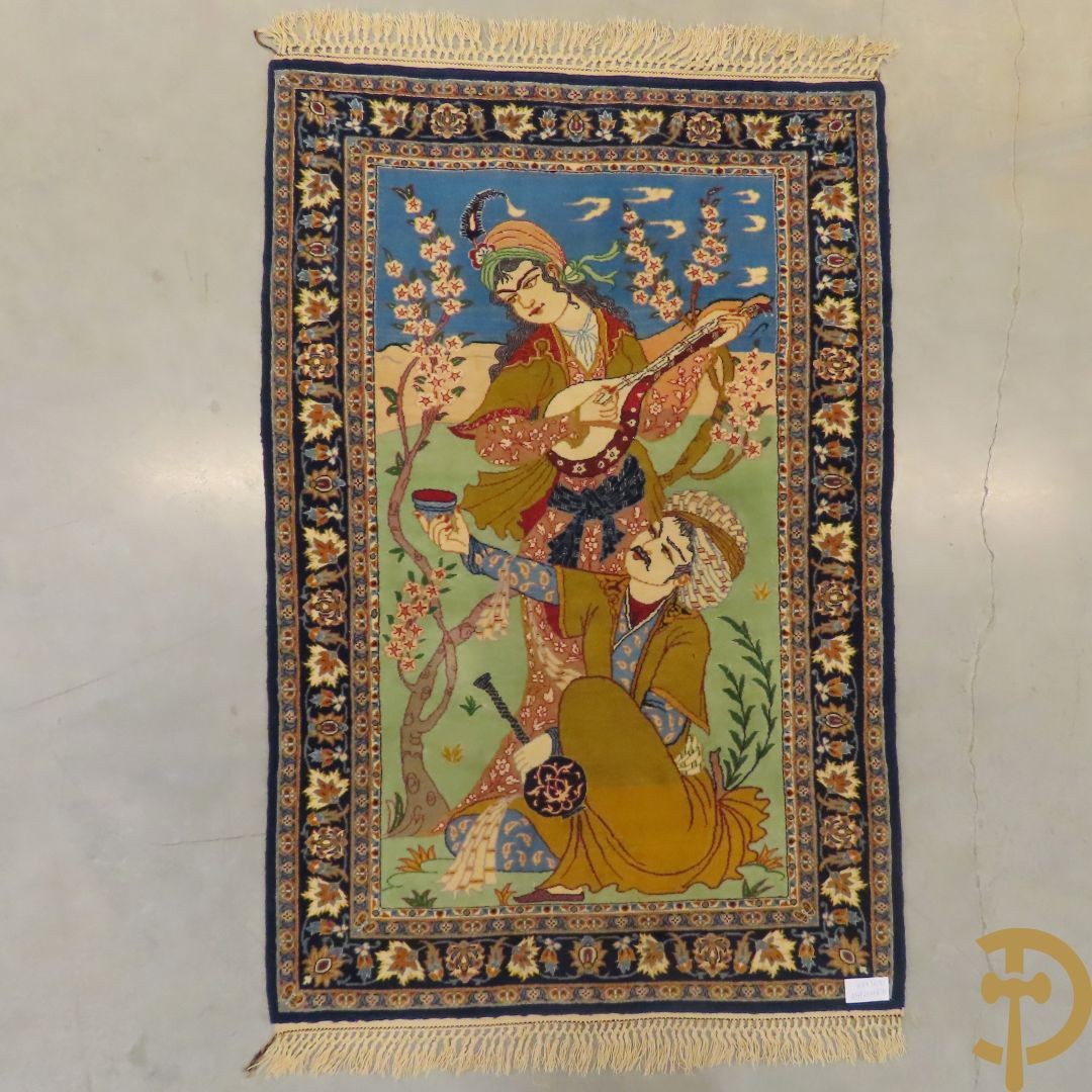Perzisch handgeknoopt geïllustreerd tapijt met decor van musicerende dame en drinkende man