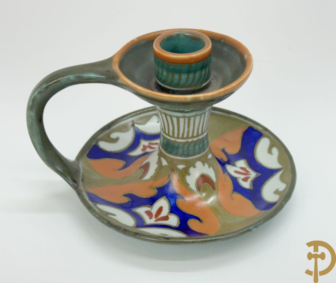 Drie borden in meerkleurige Gouda faience + kandelaar in Gouda faience + 2 vazen in Gouda + bonbonnière Gouda + vaasje Bergen