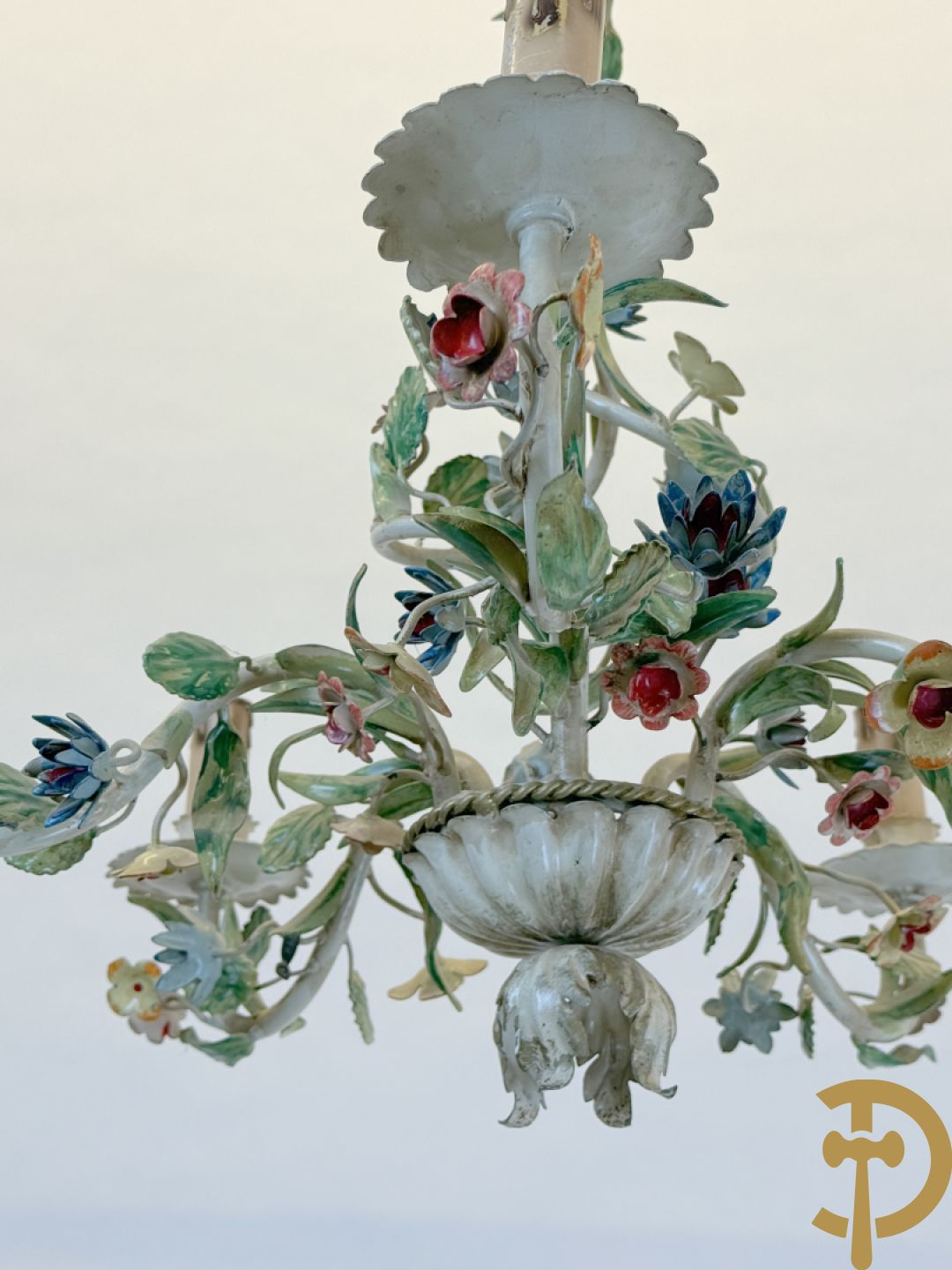 Italiaanse beschilderde vijfarmige luchter met smeedijzeren bloemen