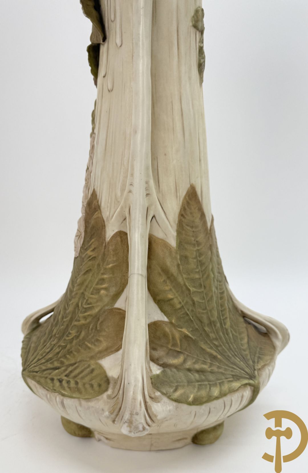 Paar Royal Dux vazen met bloemen bezet