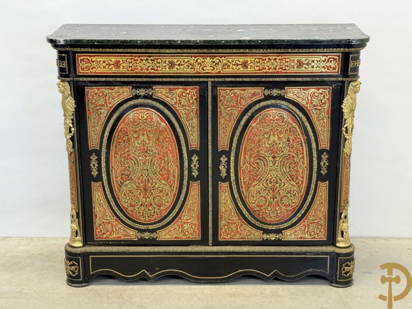 Napoleon III tweedeursdresse bezet met bronzen ornamenten van dameshoofden - paar ovale medaillons in de deuren, alles bezet met Boulle techniek - bovenaan met marmeren blad