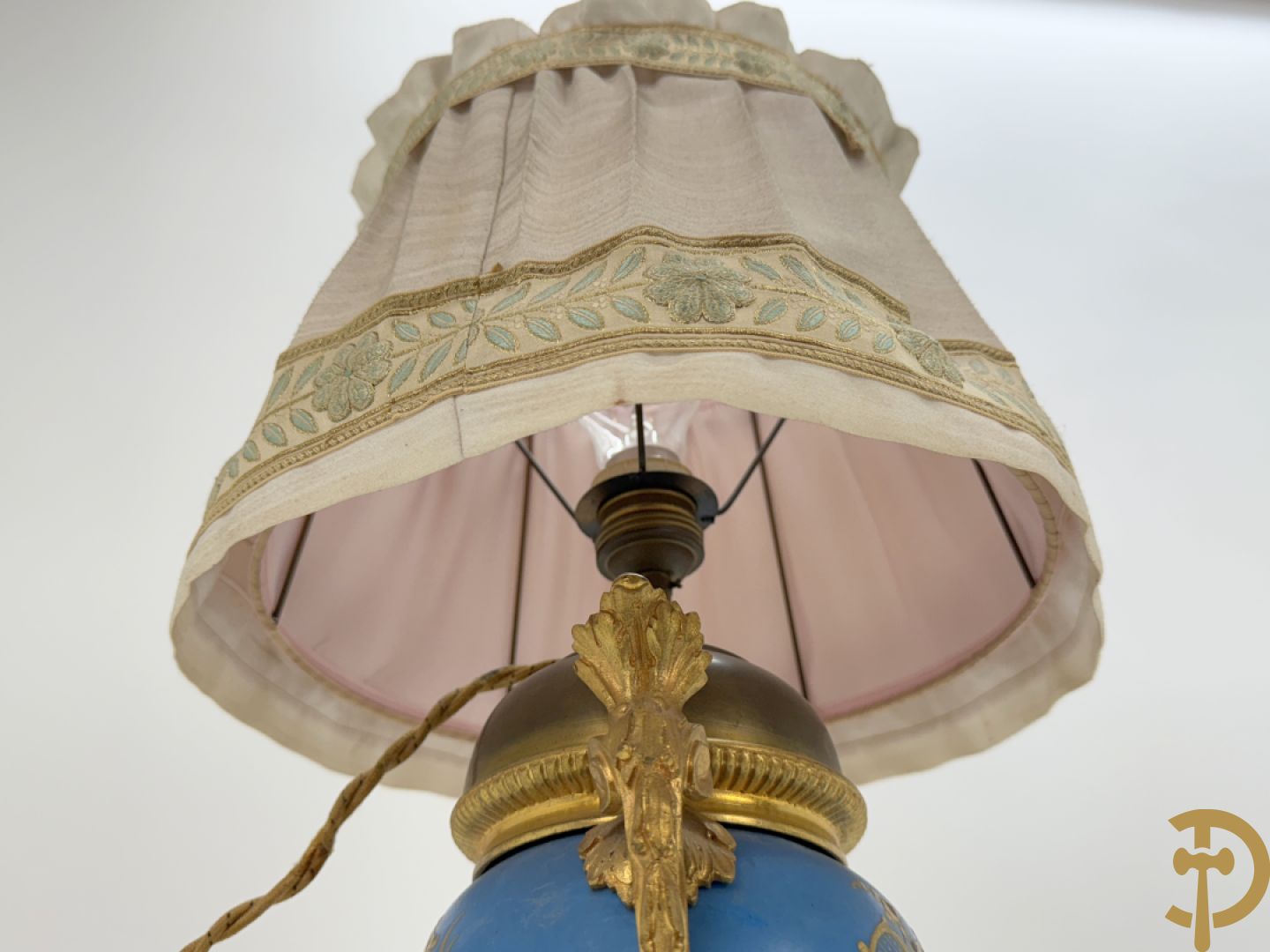 Bronzen lampadaire met accanthusranken en centraal Sèvres coupe gedecoreerd met cupido en bloemendecor