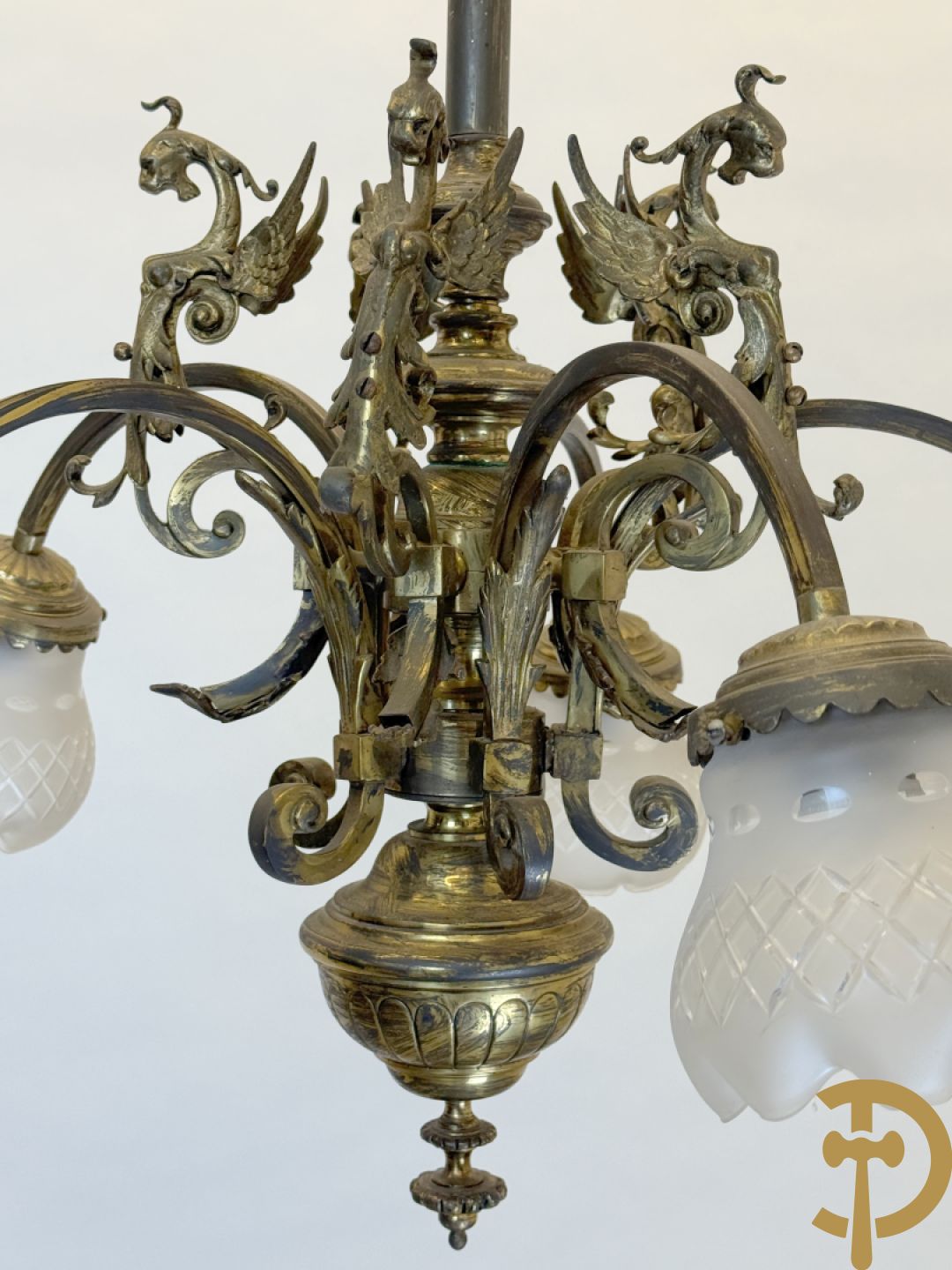 Bronzen vijfarmige luchter met griffioenen