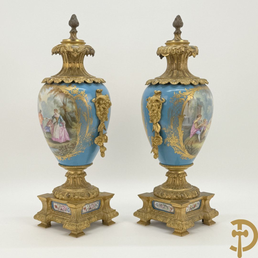 Driedelige bronzen Franse garnituur bezet met cupido