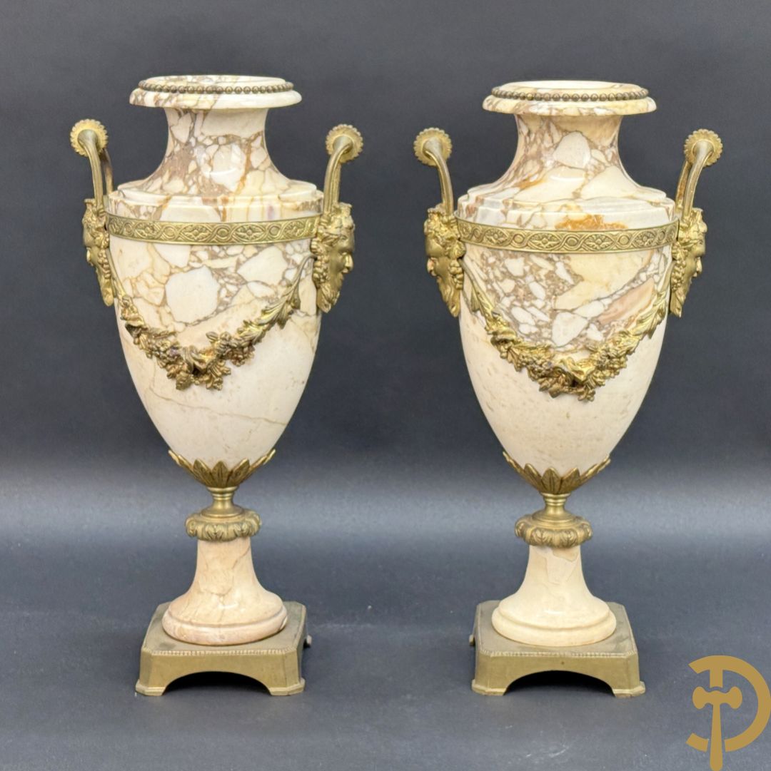 Paar marmeren cassolettes met hermenhoofden en guirlandes