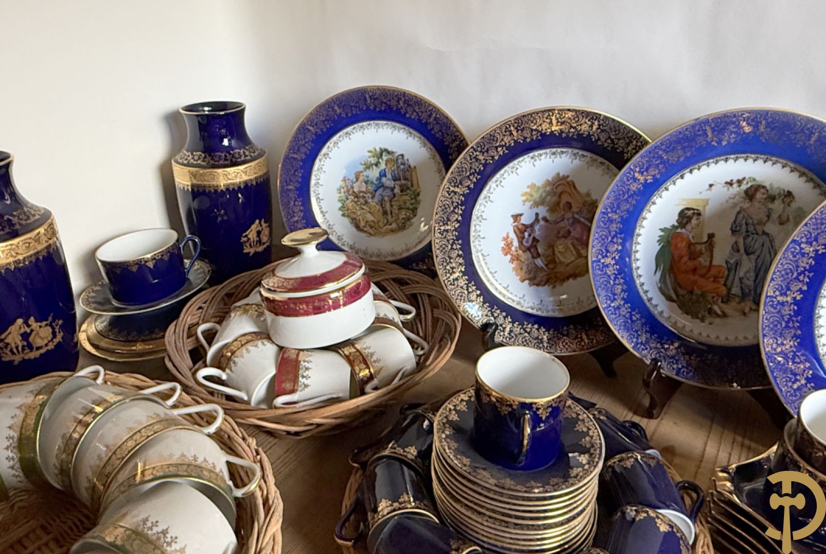 Porseleinen Limoges koffiekopjes en schoteltjes met vergulde accanthusranken + porseleinen Limoges borden met romantische geanimeerde taferelen + roze en blauwe Limoges vazen met romantische taferelen