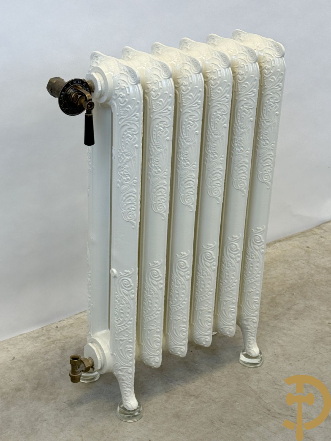 Gietijzeren Art Nouveau stijl radiator met 6 elementen op glazen pootjes - met bijhorende accessoires