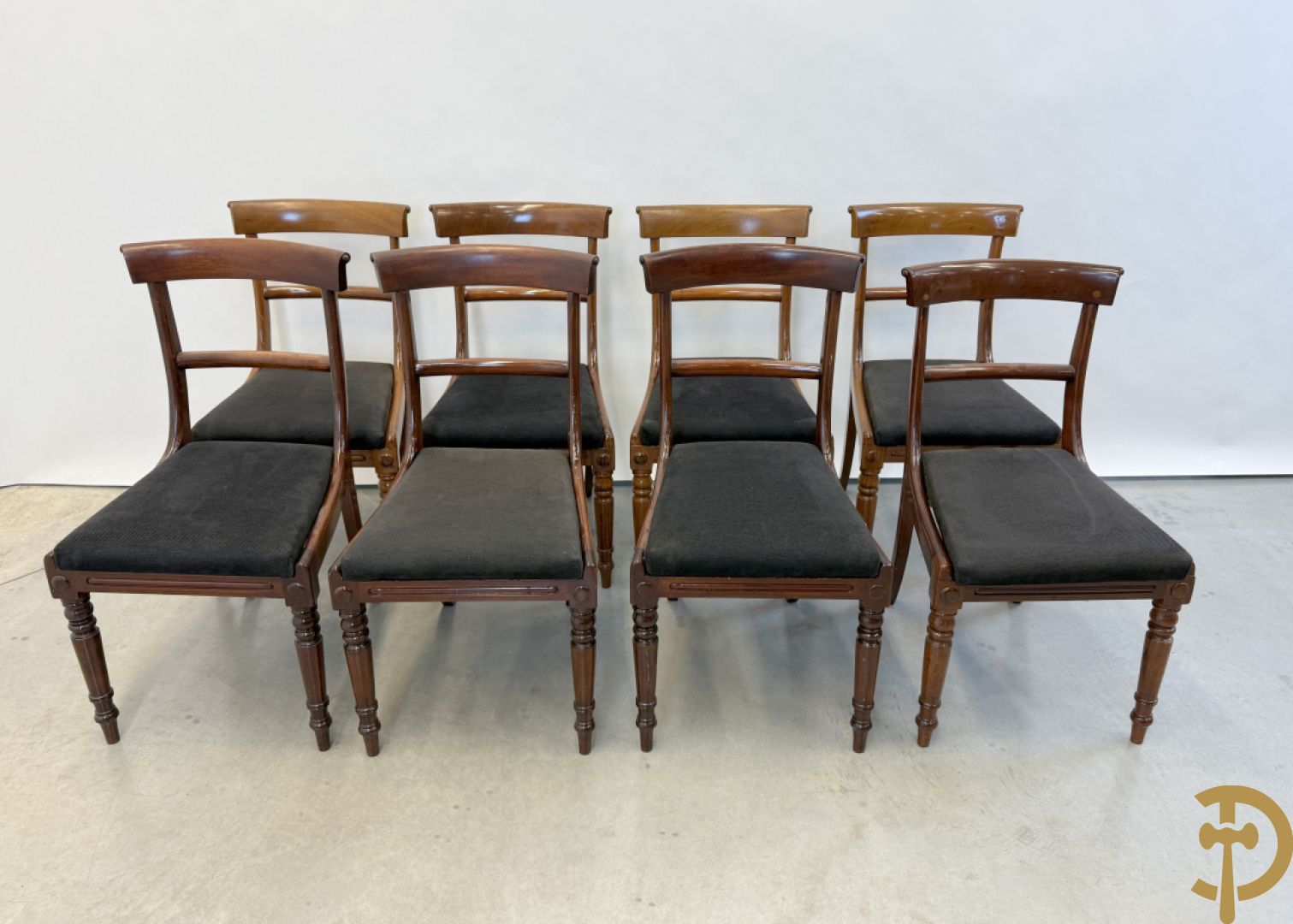 Set van 8 notelaren gondelvormige stoelen
