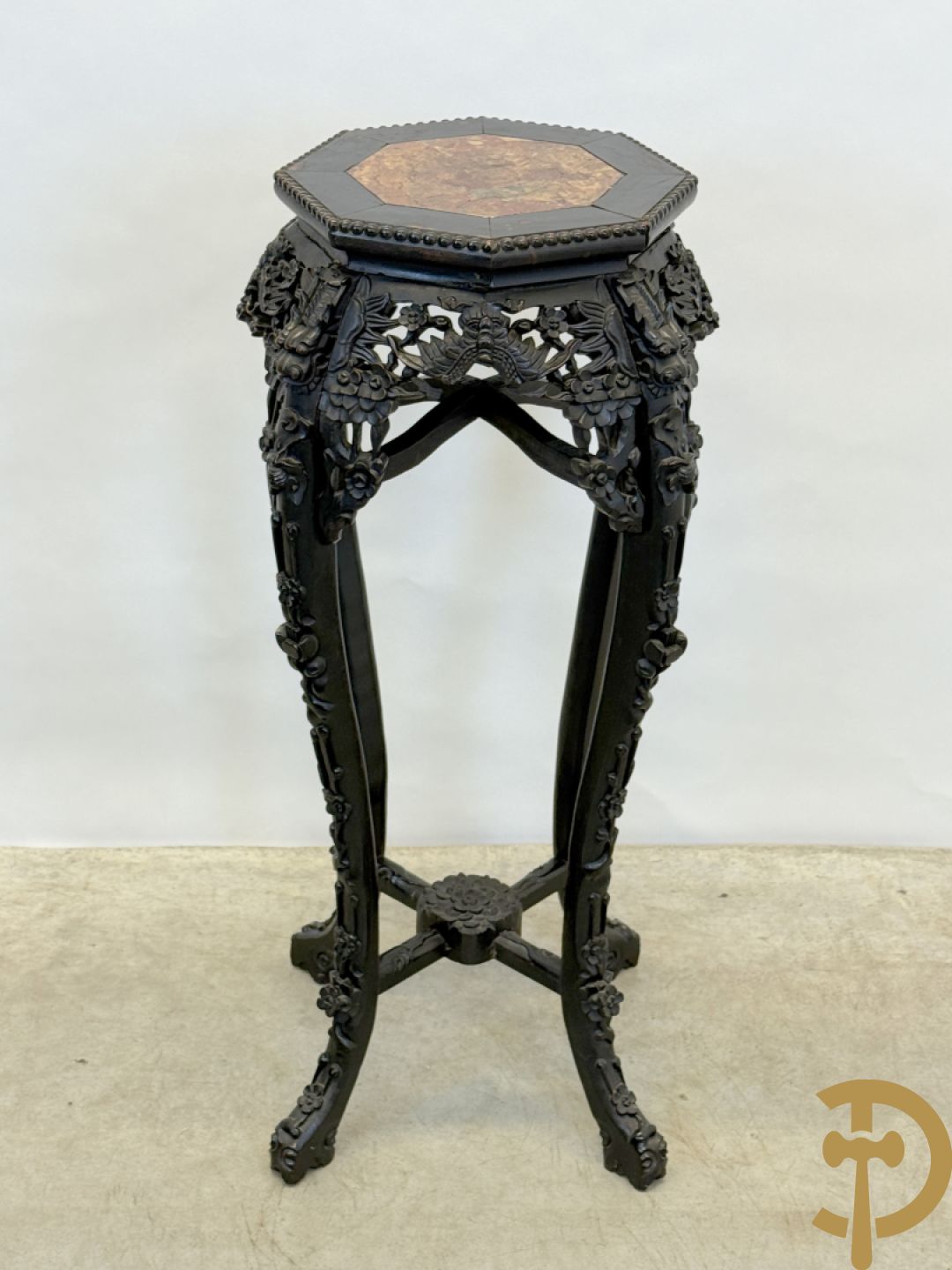 Hardhouten achthoekige rozehouten Chinese beeldenstaander met gesneden bloemenmotieven