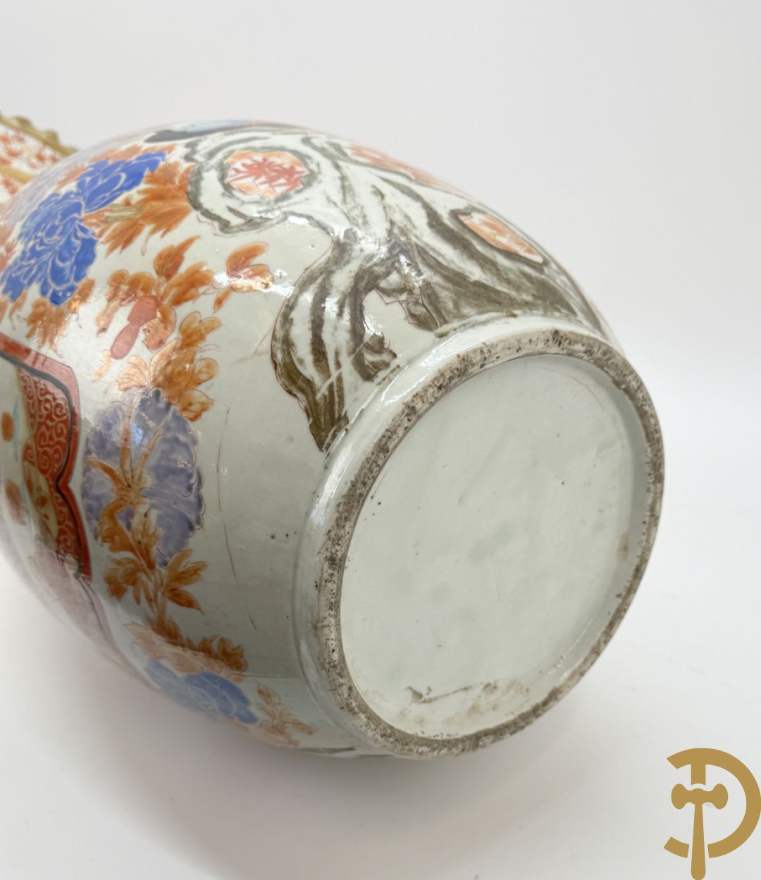 Paar Japanse porseleinen waaiervazen met bloemen en geanimeerd decor