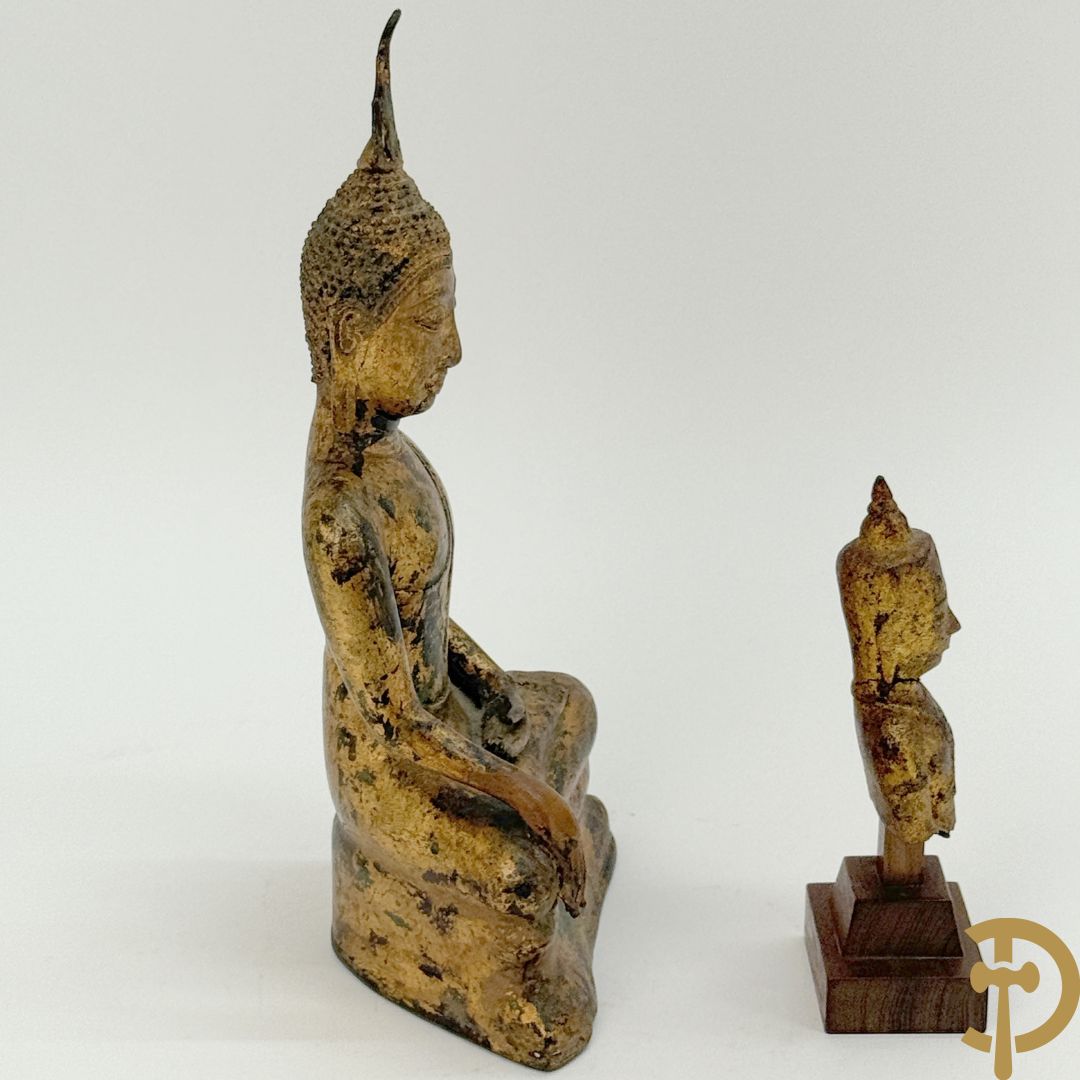 Bronzen zittende boedha in verloren was techniek + fragment van Tibetaans vergulde boedha + bronzen boedhahoofd op houten sokkel