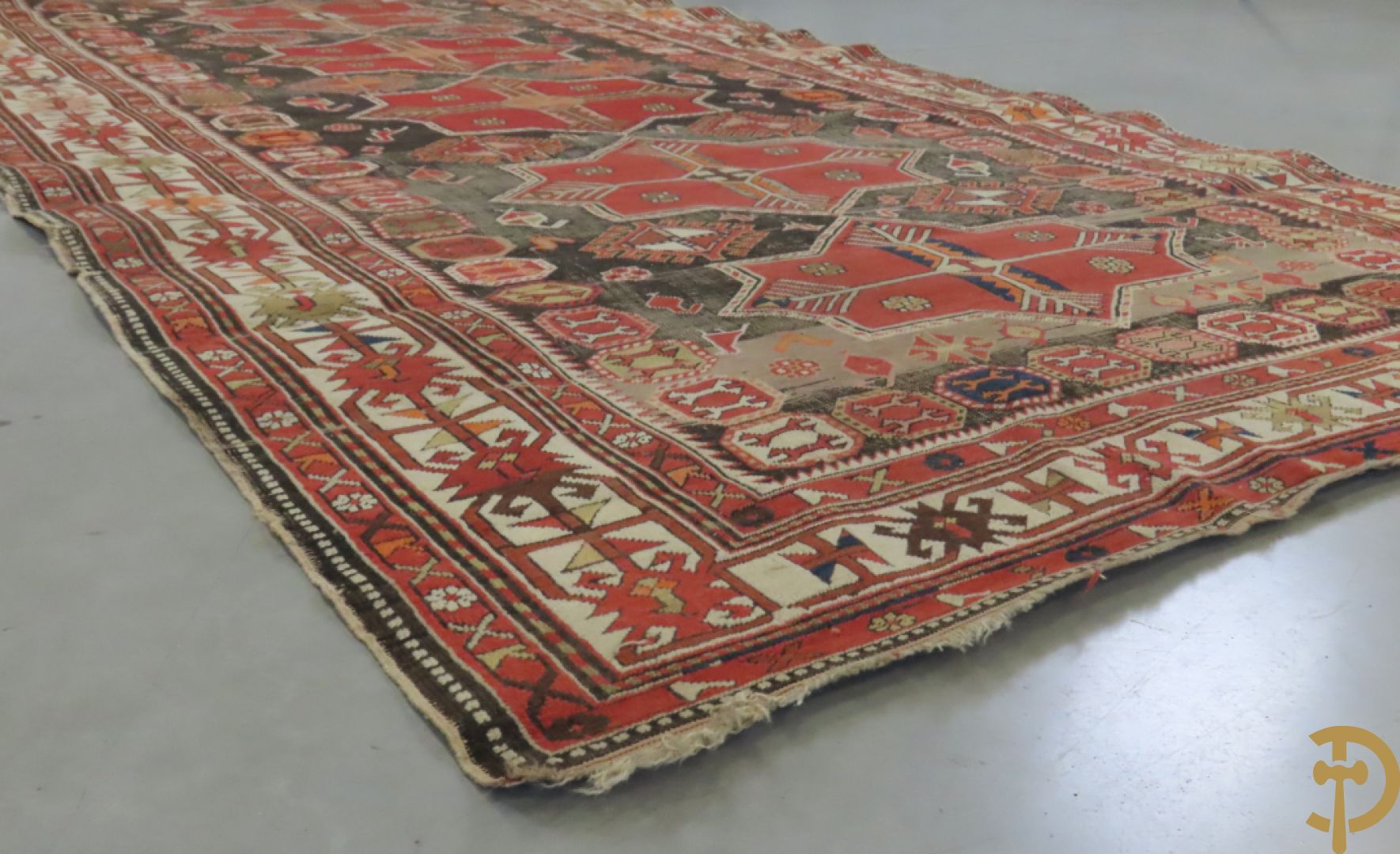 Antiek oosters handgeknoopt Kaukasus tapijt met geometrische patronen