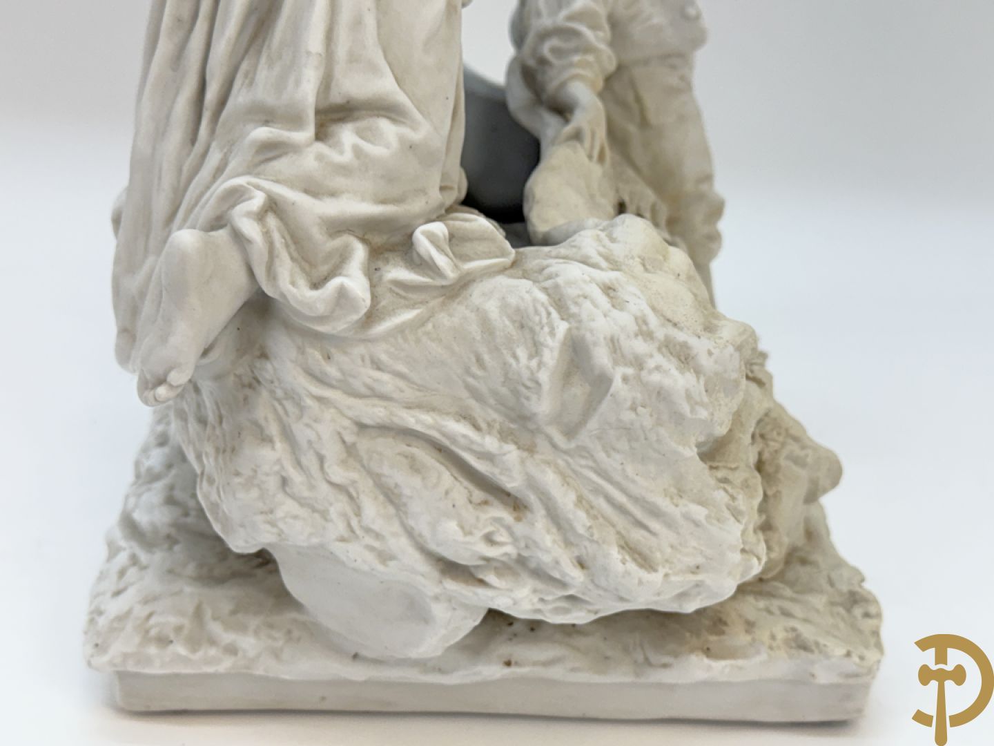 Ongetekend, witte biscuit van jongen en meisje bij boomstronk