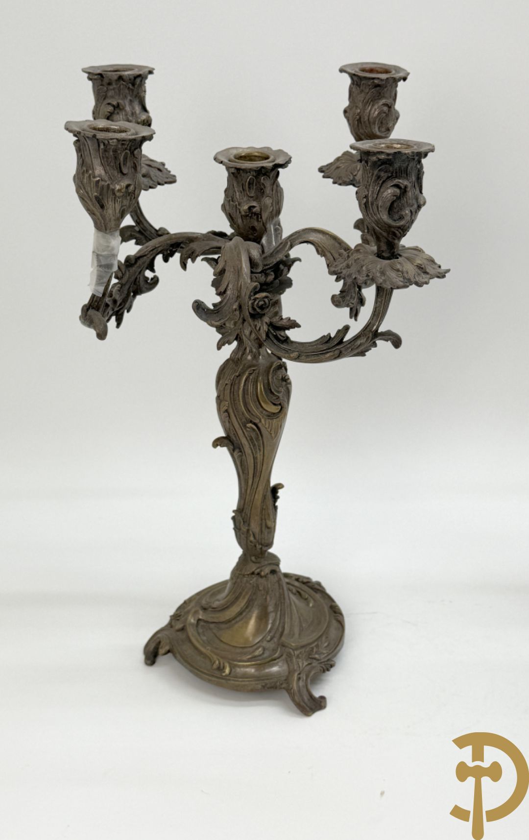 Paar bronzen getorste vijfarmige Louis XV kandelaars