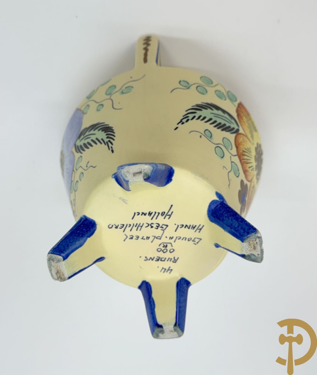 Drie borden in meerkleurige Gouda faience + kandelaar in Gouda faience + 2 vazen in Gouda + bonbonnière Gouda + vaasje Bergen