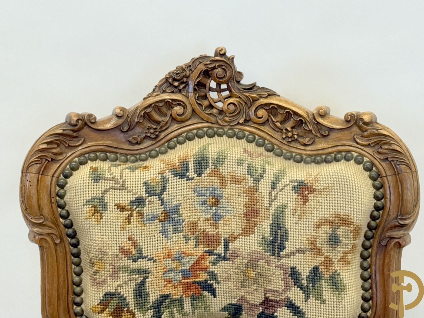 Paar armzetels bezet met petit points + 2 bijhorende stoelen