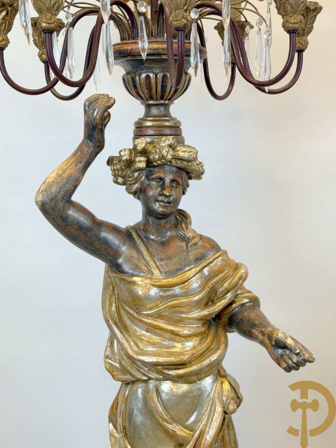 Paar gepolychromeerde dames op sokkel, bekroond met achtarmige kandelaar met lichtpunten en bellen, Italiaans, jaren 