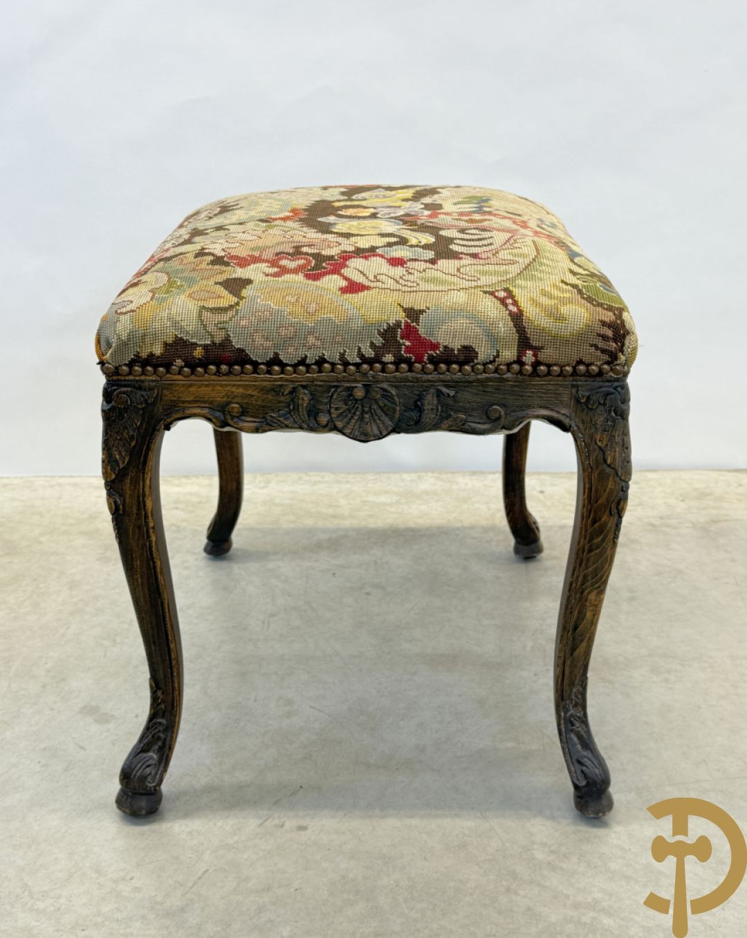 Armzetel Louis XIV met petit points + voetbankje