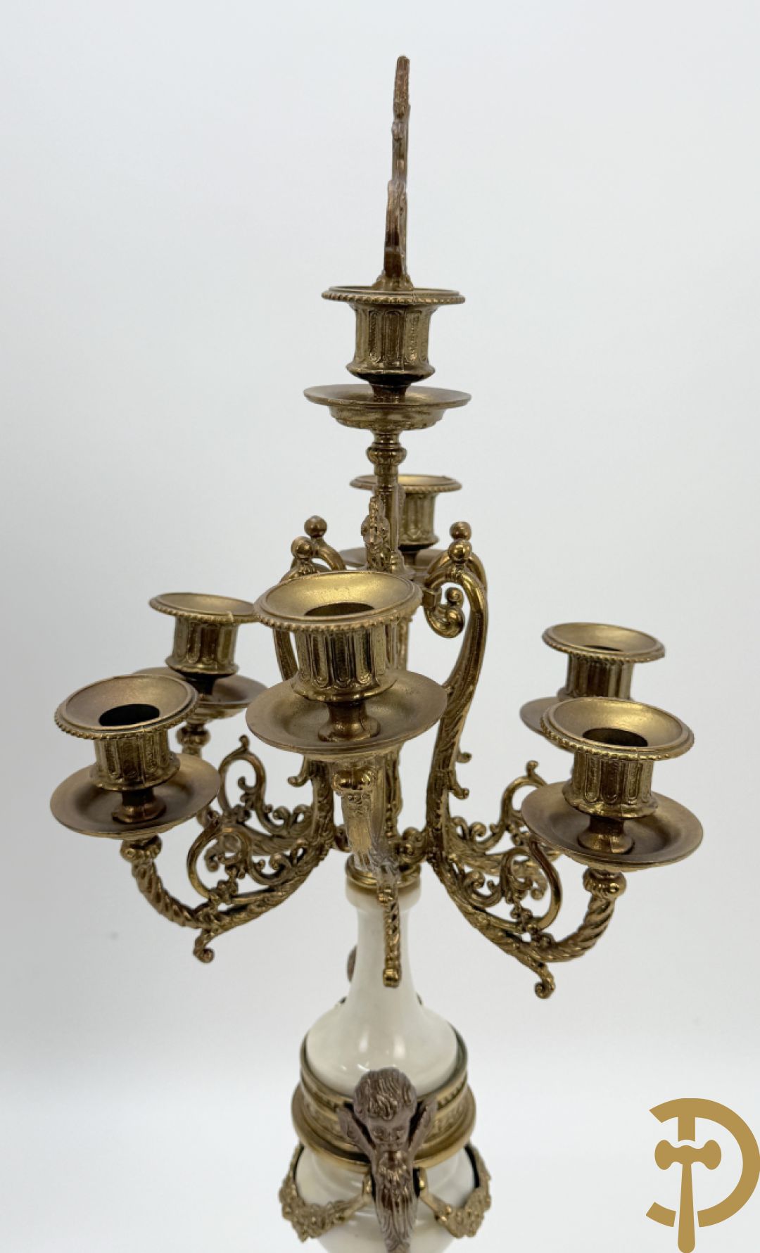 Driedelige koperen garnituur, centraal met harp geflankeerd door paar cupido